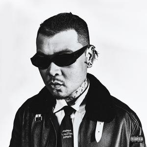 美女裸身照衣服裤子一件不剩
