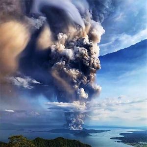 美女裸身照衣服裤子一件不剩
